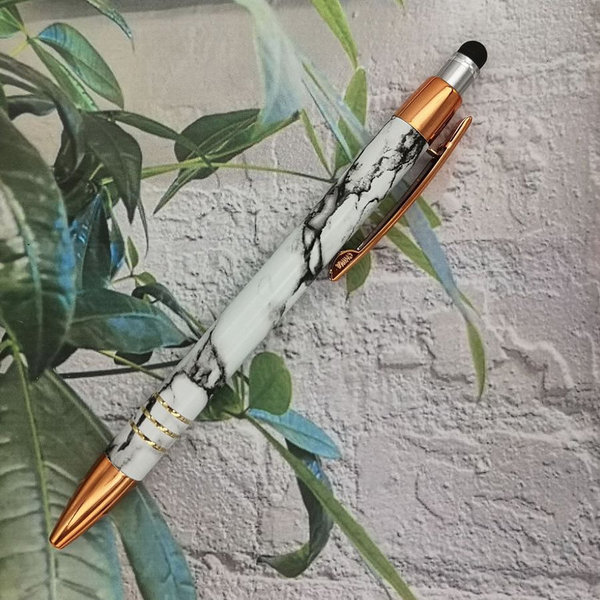 Hochwertiger Kugelschreiber im Marmor Design mit eleganten Kupferakzenten, personalisierbar.